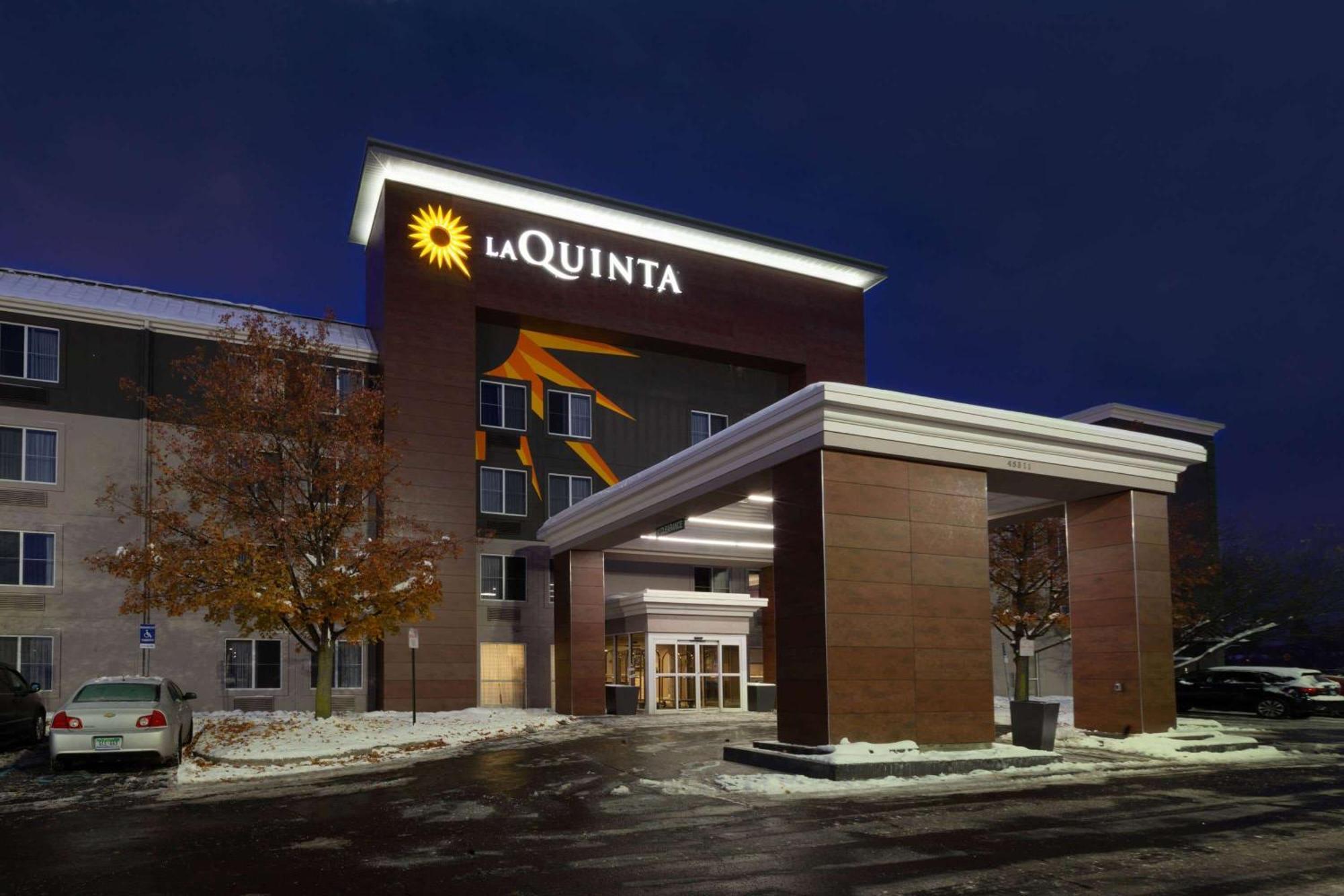 La Quinta By Wyndham Detroit Utica Hotel Exterior photo